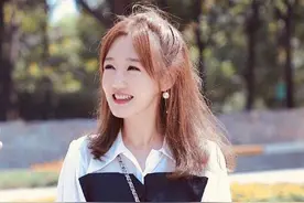 42岁薛佳凝不服老，灯笼袖衬衫裙配抹胸马甲，扑面而来的少女感图片