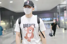 李晨机场穿搭，可爱白T配短裤清爽又显萌，这么穿确实显年轻许多图片
