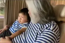 69岁张纪中现身运动会，把儿子扛肩上不费力，趴地上给他当马骑图片