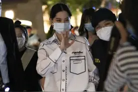 独家街拍：欧阳娜娜勾边白色衬衫+黑色阔腿裤，个性时髦范十足图片