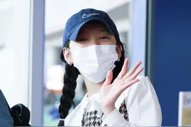 章若楠现身北京，对镜比心娇俏可爱，看起来清纯温柔又清新图片