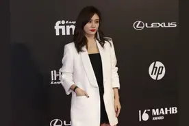 刘芸真是会藏肉，下衣失踪却显出“肌肉腿”，看着有点壮图片