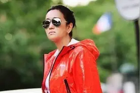 巩俐真豁出去了，穿紧身吊带裙差点装不下，身材富态肉感十足！图片