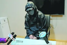 湖北男子中1.17亿穿雨衣领奖 利息1年500万-国内彩票亿元回顾(29)图片