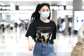 金靖大步迈进自带喜乐，上衣扎到裤子里是亮点，两个小辫子超可爱图片