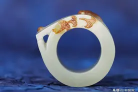 和田玉籽料挖出别致扳指，金色银杏叶，爱了图片