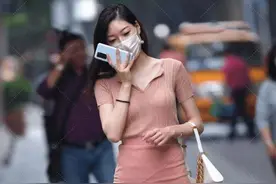 阿姨不甘裙子保守，在裙子前后各“剪”一个口子，风韵犹存啊图片