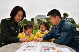 陆军飞行员娶美女军官，生双胞胎女儿，堪称人生赢家！图片