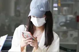 陈赫娇妻张子萱罕走机场，二胎后瘦到两肩往下耷拉，撑不住外套图片