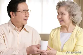 再婚老伴要求每月给她存一千块养老，儿女反对：谈钱的二婚不能要图片