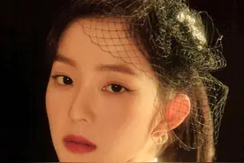 油画少女裴珠泫，穿红丝绒吊带裙扎高马尾，一举一动美如画图片