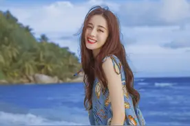 迪丽热巴海边度假美照，春夏气息十足的橘色妆容搭蓝色长裙，超美图片