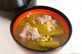 苦瓜黄豆猪骨汤，苦瓜和黄豆软烂好吃，汤汁鲜甜美味，营养又滋补图片