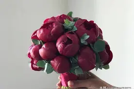 承载着爱情和幸福的新娘手捧花，这些简单款式最受欢迎图片