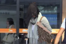 知名花旦，头戴奇葩黑丝，变“黑山老妖”，导演表情亮了！图片