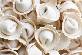 超市的速冻水饺，一斤才8元，为什么如此便宜？超市员工说出原因图片