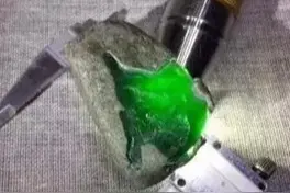 为什么说翡翠赌石的最高境界是取戒面？图片