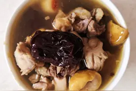 味道鲜甜的栗子炖鸡汤，香糯美味，电饭锅做出营养丰富的家常美食图片
