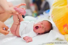 宝宝拉完臭臭后，应该用纸巾擦还是用水洗？来看看你的做法对吗图片