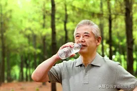 寿命短的男人，喝水时常有五个共性，若你五个都有，提示该体检了图片