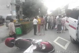 马路中间电动车和狗相撞，骑车人骨折，大黄狗“逃逸”图片