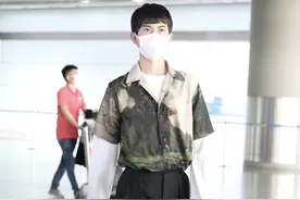 街拍：于朦胧现身机场，穿花衬衫配西装裤搭黑皮鞋，尽显时髦帅气图片