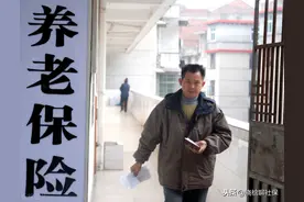 错过一次性补缴，熬到60社保不满15年，咋办？除补缴还有2招图片