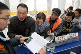 按最低档交社保，缴满15年，到退休的时候每个月领多少养老金？图片