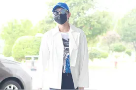 杨洋白色外套+印花T恤+藏青色中裤+蓝色棒球帽清爽帅气图片