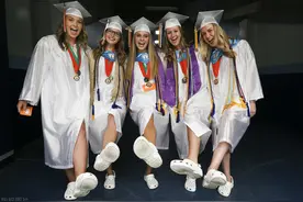 只有姐妹会陪你“沙雕”陪你嗨到老！毕业季闺蜜照就这么拍图片