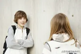 “男生揉女生头”VS“女生揉男生头”，两者之间有什么区别？图片