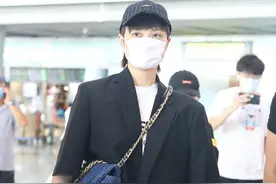 李宇春现身机场，登上《好声音》舞台当导师，中性穿搭很帅气图片