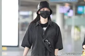 街拍：张靓颖穿短袖衬衫配时尚短裤搭运动鞋，尽显休闲随性图片