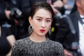 真佩服马苏的自信，胯都已经这么宽了，还非要把包臀裙硬往身上穿图片