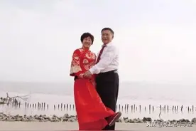 退休后的金婚夫妻旅游交友摄影，生活焕发新生机图片