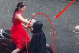 妈妈冒雨接孩子放学，当镜头转向孩子时，记录下让人感动的一幕图片