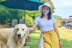 何姿在国外旅游真会穿，白T恤配黄色阔腿裤，简约但气质提升不少图片