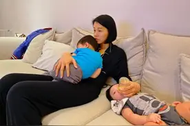 胡杏儿一边看电视一边给小儿子喂奶 被老公大赞是多功能妈妈图片
