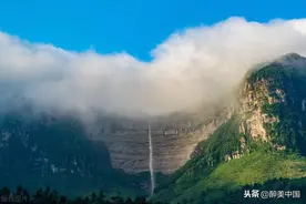 2020年6月25日拍摄的重庆南川高山流云，横卧在山巅流淌在峡谷图片