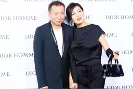 孟广美带大7岁老公现身，短裙丝袜太惊艳，大叔老公一脸岁月痕迹图片