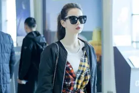 戚薇大爱的格纹衬衫你有吗？百搭时髦很洋气，夏天给你的造型增色图片