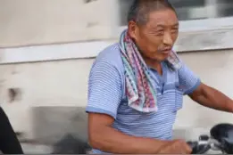 六旬夫妻带九旬父亲收废品：父亲忘了儿子 每天问十几遍你是谁？图片