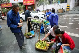 8旬卖菜老人：每天半斤肉 二两酒 走八里路 攒下十万零花钱图片