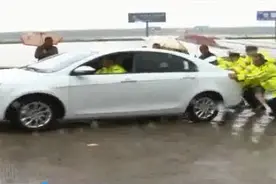 新沂河水位骤升 沭阳数十辆汽车被淹没图片