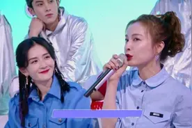 谢娜将主持机会让给吴昕后，一脸宠溺地看着她！这是什么神仙友谊图片