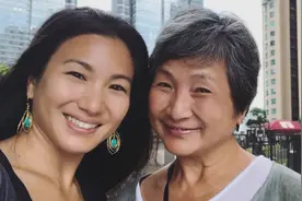 恭喜！43岁香港女星原子鏸宣布怀孕，母亲郑佩佩即将升级为外婆图片