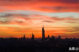 南京高温“烤出”绚丽晚霞图片