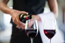 年薪百万！上海一业主招女性生活助理，要求懂理财懂红酒会开豪车！网友乐了图片