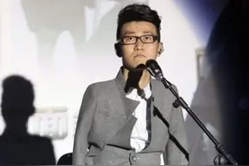 刘伟：10岁变成残疾，14岁获全国游泳冠军，21岁用脚为刘德华伴奏图片