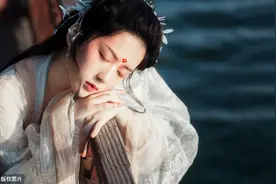 小说：女子客栈离奇遇害，众人困惑时，瞅见她伤口我1秒破案图片